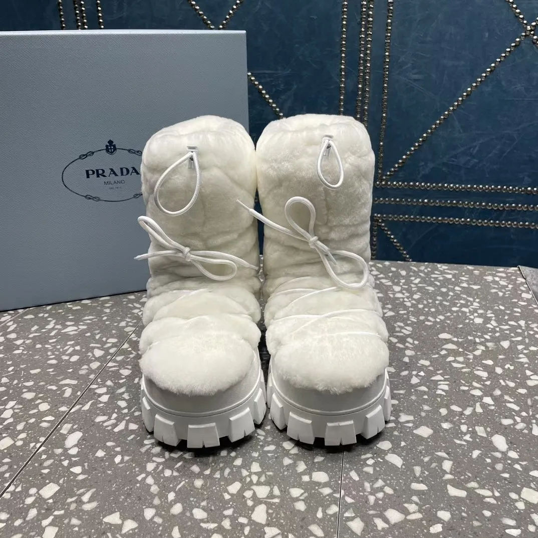 👟👟Ex-factory price 700👟👟 The highest version on the market, Prada's king style, snow boots, ski boots, chubby, so cute and cute →_→ From the Prada limited series, unique. Shiny nylon Oblique upper with criss-cross straps for an ideal fit. The boots are made of technical fabric and have a short-cut version. They can be worn in the city or in the mountains. They make the calves slimmer, taller, warmer and have a concave shape. The boots and soles use the original waterproof effect. The size is 35-40. 41Customized
